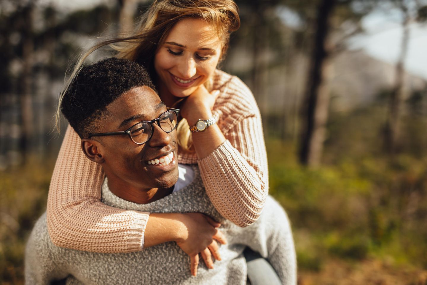Glückliches Paar in der Natur: Diese Gewohnheit stärkt deine Beziehung in stressigen Zeiten