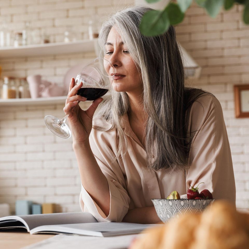 Frau genießt ein Glas Wein: Damp Lifestyle, der achtsame Umgang mit Alkohol