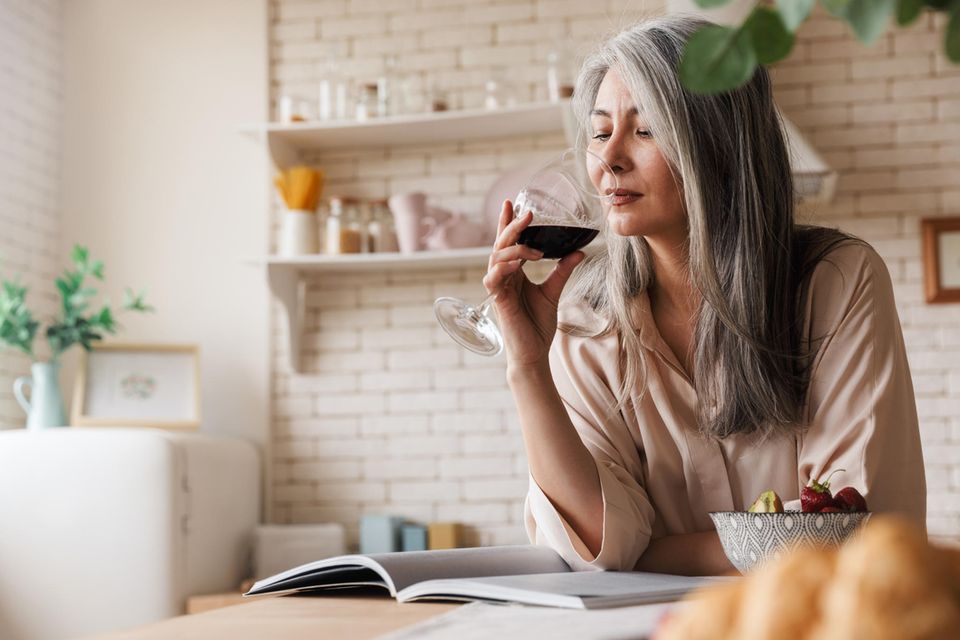 Frau genießt ein Glas Wein: Damp Lifestyle, der achtsame Umgang mit Alkohol