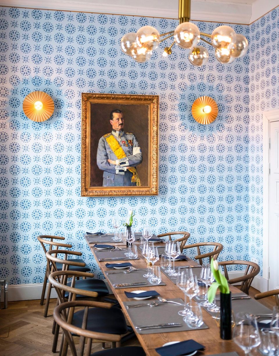 Im Restaurant "Oobu" in Turku wird mit Blick auf den Aurajoki inmitten skandinavischer Designklassiker moderne Schärenküche serviert, z. B. eine sensationelle Regenbogenforelle, mittags für 12 Euro (www.oobu.fi).