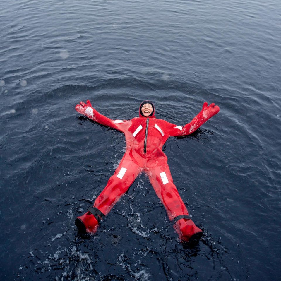 Schwerelos - BRIGITTE-Autorin Susanne Arndt beim "Arctic Floating"