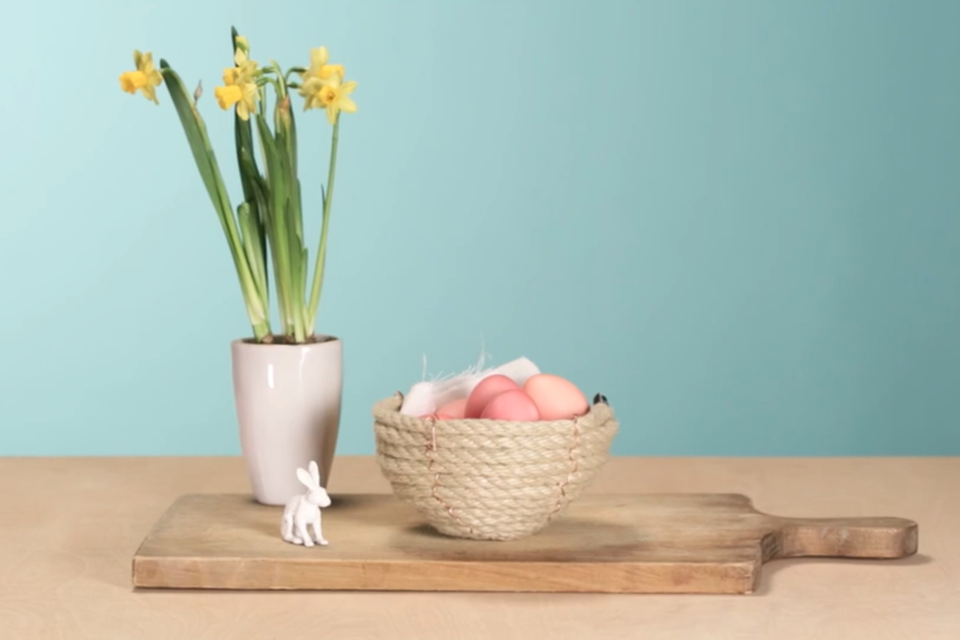 DIY-Basteltidee: Dieses Osternest aus Kordel verzaubert dein Osterfest