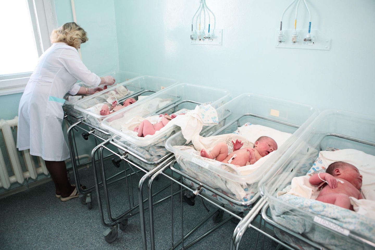 Als Baby vertauscht: Eine Neugeborenen Station im Krankenhaus