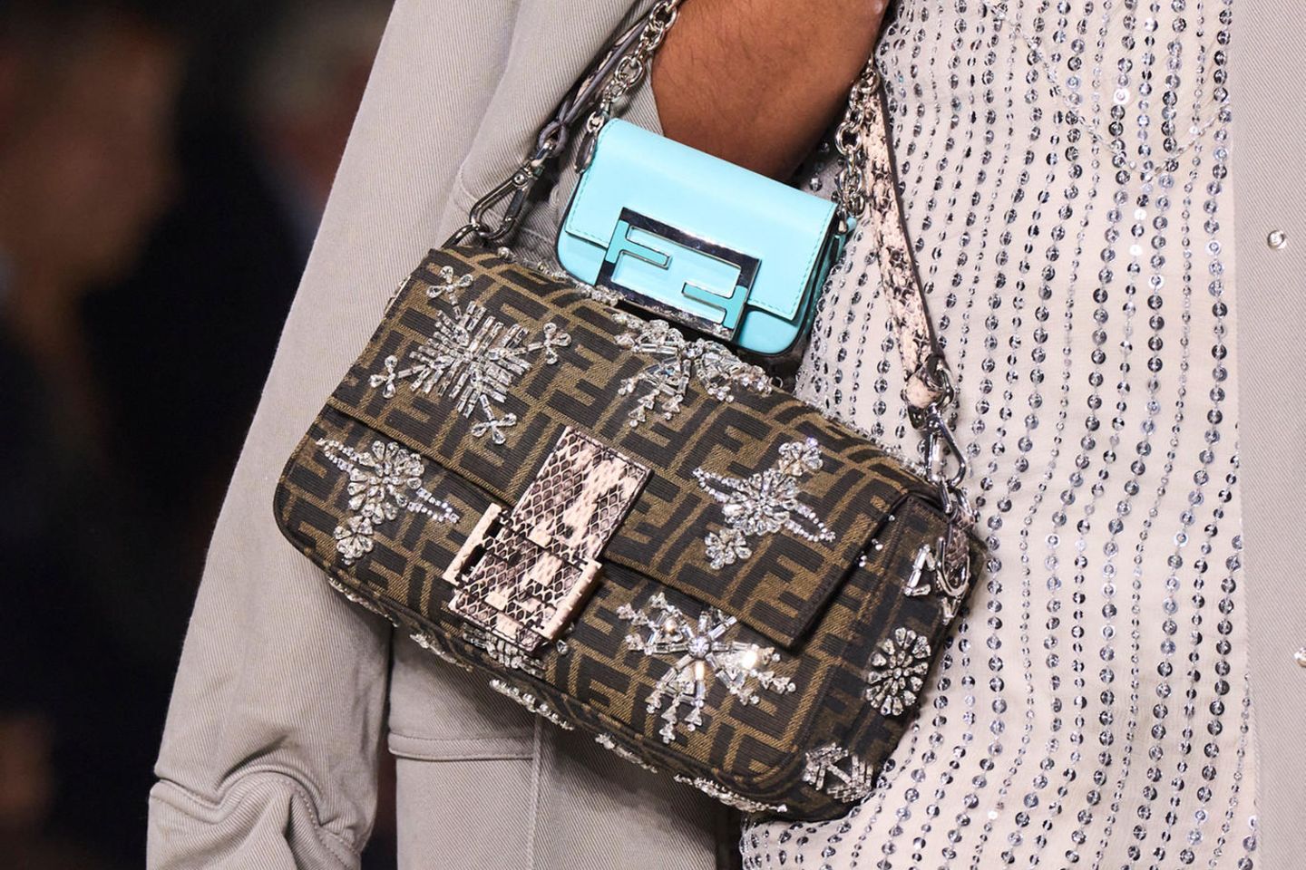 Hingucker: die Fendi x Tiffany & Co. Nano Baguette Bag