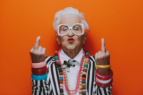 Ältere Frau zeigt beide Mittelfinger