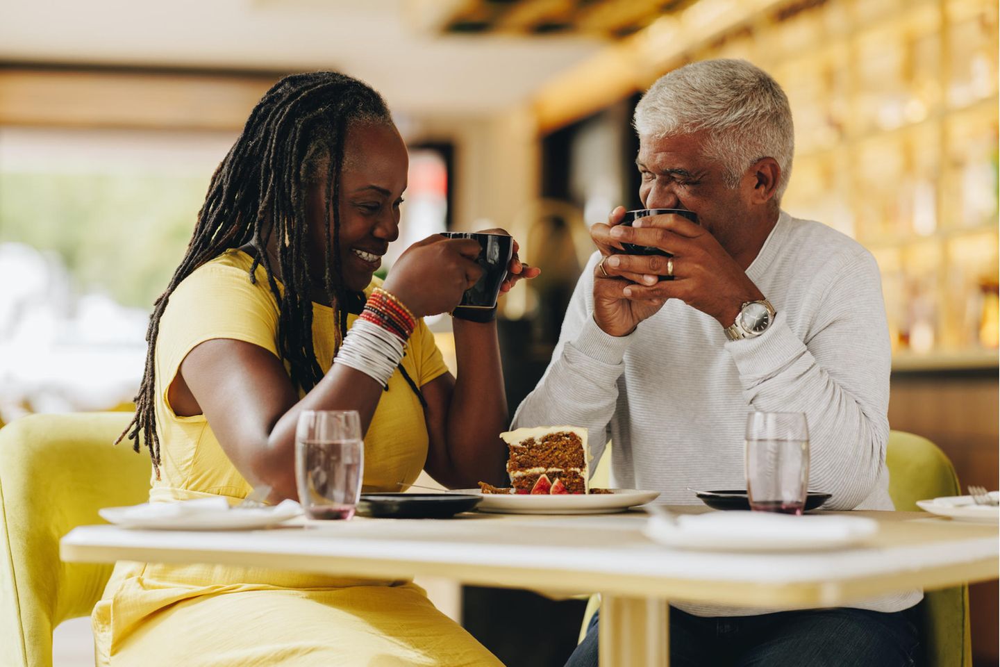 Paar trinkt Kaffee beim ersten Date: Diese 2 Faktoren entscheiden, ob aus einer Beziehung etwas wird
