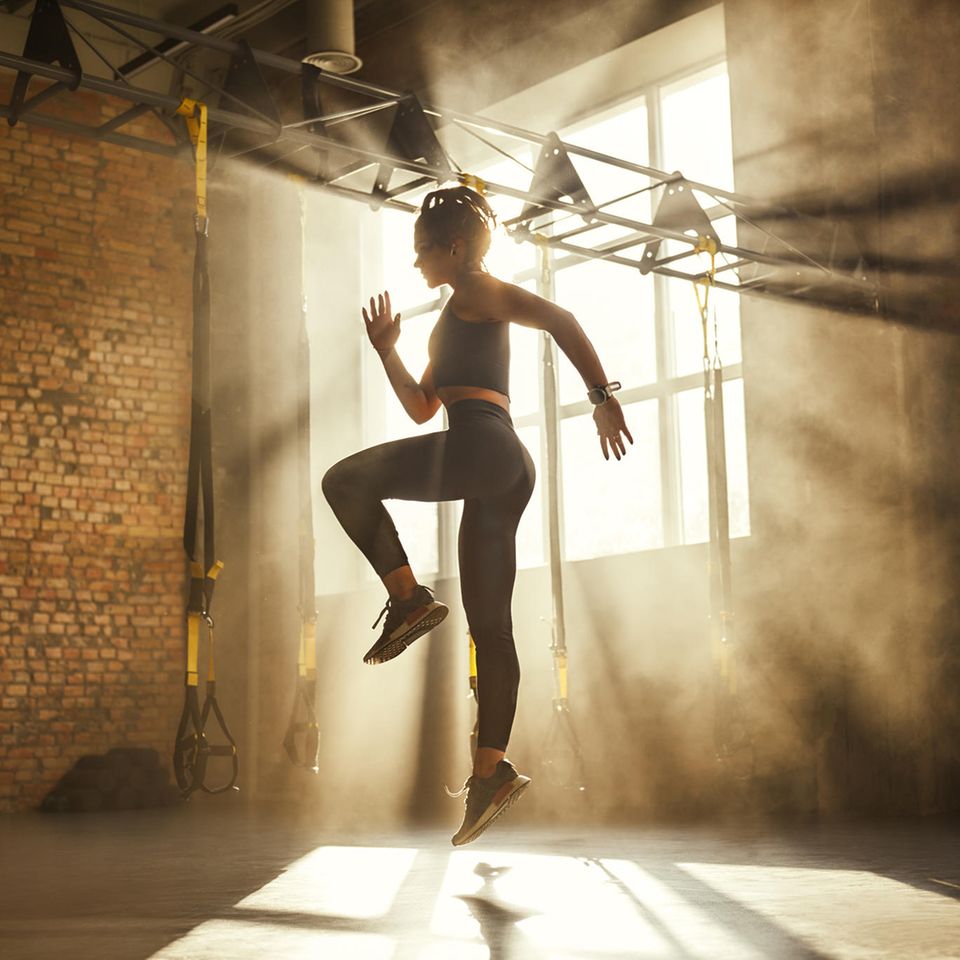 Leichter abnehmen: Frau beim Fitness