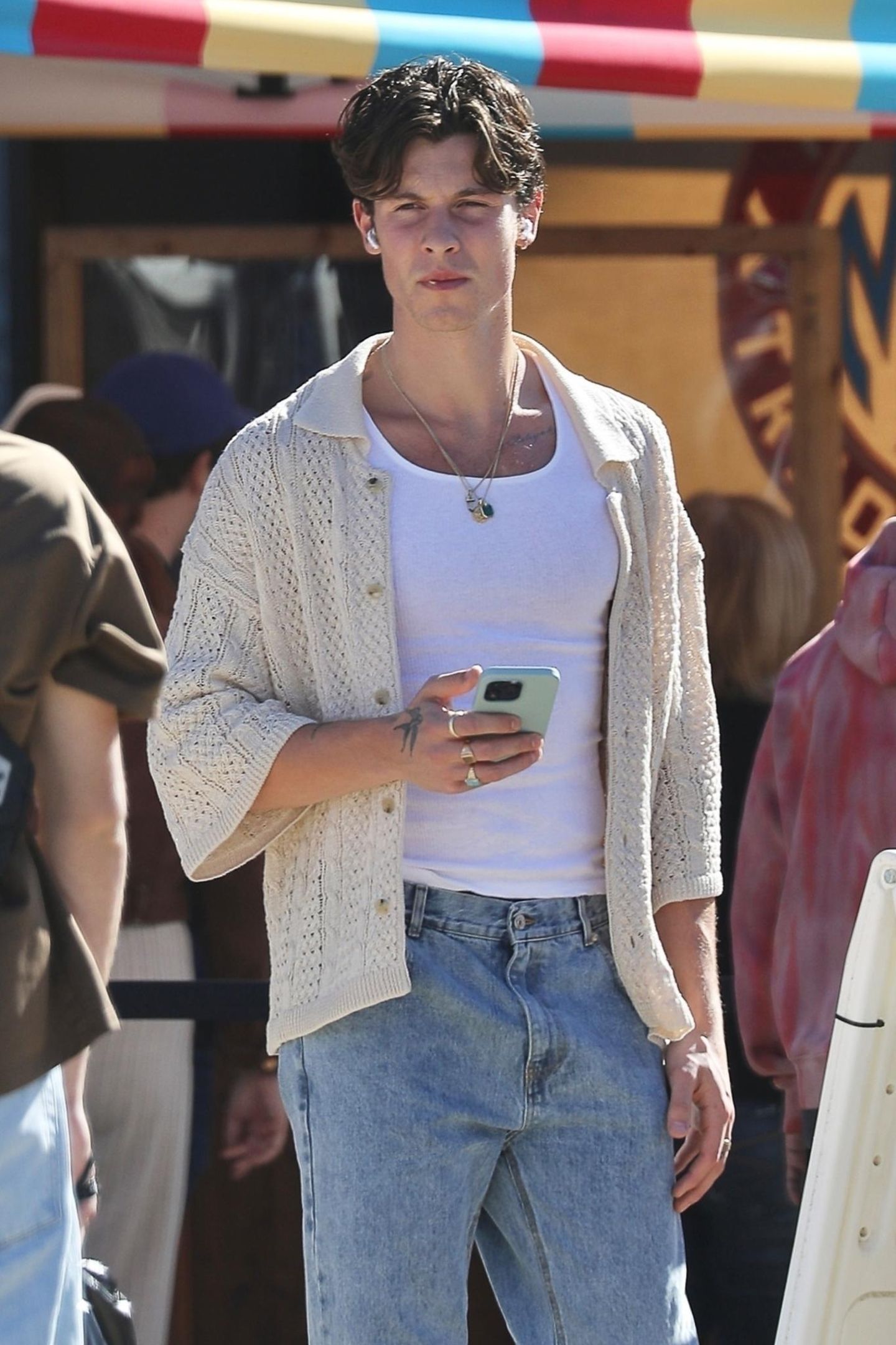 Die schönen braunen Haare von Shawn Mendes sind sein Markenzeichen. Seit Jahren trägt der Sänger seine offene Mähne in einem lässigen Look. Für 2023 hat sich der 24-Jährige aber anscheinend für eine neue Frisur entschieden...