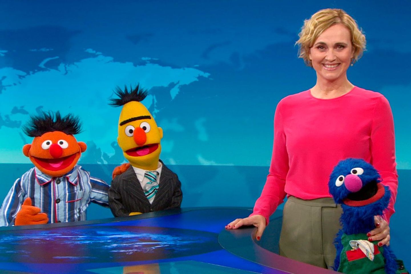 Ernie, Bert und Grobi aus der "Sesamstraße" mit "Tagesthemen"-Moderatorin Caren Miosga