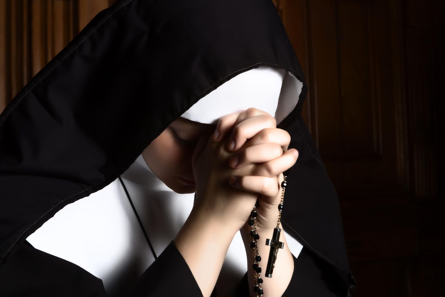 Eine betende Nonne (Symbolbild)