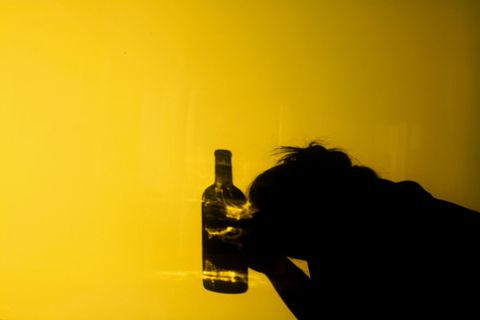 Schatten Frau mit Flasche
