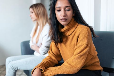 Toxische Freundschaft: Zwei Freundinnen sitzen auf einem Sofa und reden nicht miteinander