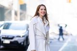 Lächelnd strahlt Alison Williams in die Kameras der Paparazzi. Ihr perfekt abgestimmter Look könnte Grund für die Freude der Schauspielerin sein. Das weiße Outfit wird mit schwarzen Details zu einem echten Blickfang. 