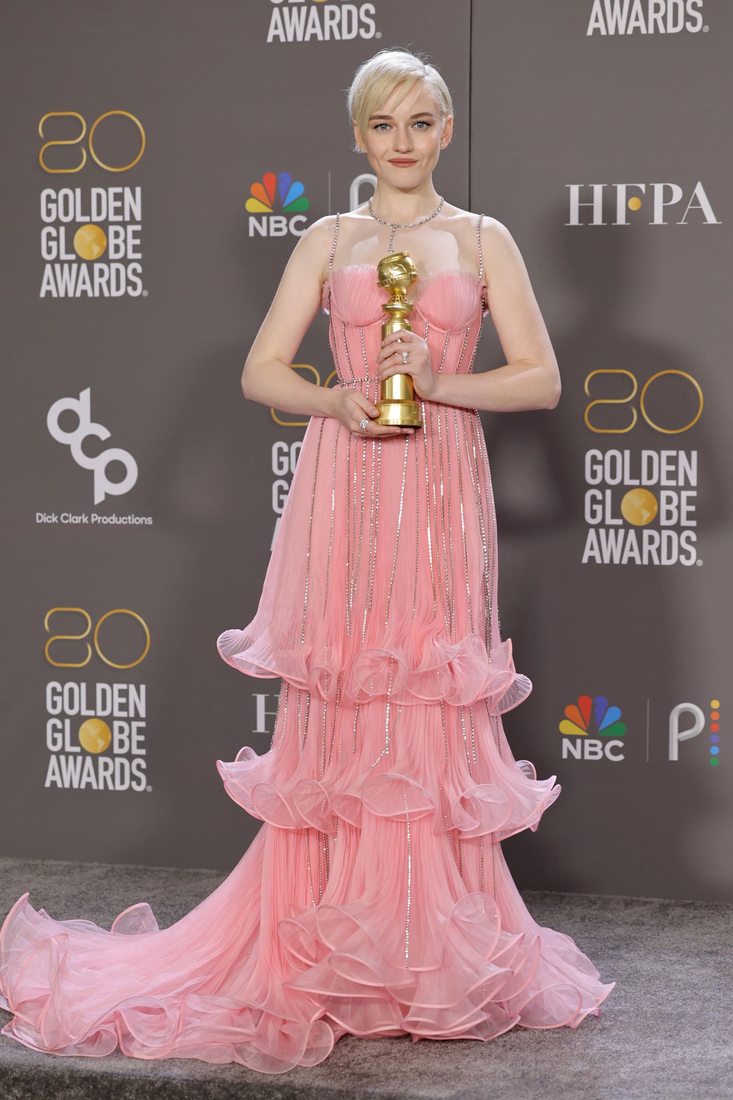 Für ihre Rolle in Ozark wird Julia Garner mit einem Golden Globe ausgezeichnet. Die 28-Jährige begeistert in einer verspielten Gucci-Kreation in rosa.