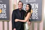 Quentin Tarantino und Ehefrau Daniella Pick bilden ein stylisches Duo. Im All-Black-Look und im goldenen Pailletten-Kleid macht das Paar einen besonders eleganten Auftritt.