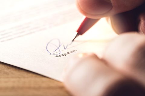 Namen des Partners annehmen: Eine Hand unterschreibt etwas