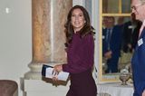 Ist das die neue Lieblingsfarbe von Prinzessin Mary? Auf einer Stipendienverleihung in Kopenhagen trägt die Kronprinzessin Bluse, Bleistifttrock und Pumps in Bordeauxrot. Diese Farbe steht ihr wirklich unausgesprochen gut!