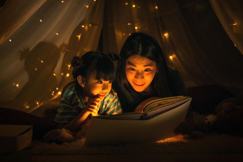 Märchenexperte Oliver Geister: Mutter und Tochter lesen ein Buch in einem Zelt