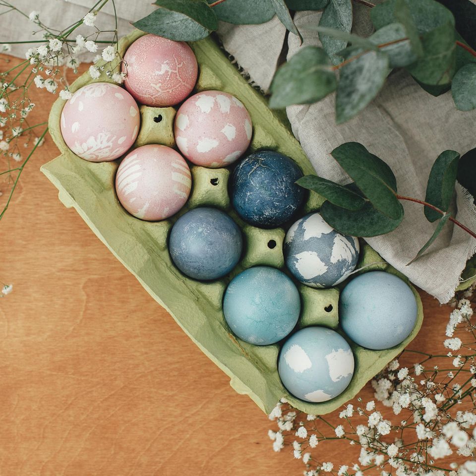 Ostereier natürlich färben: Gefärbte Eier in einem EIerkarton