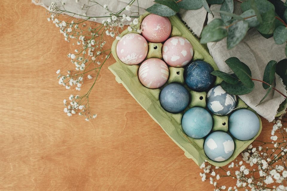 Ostereier natürlich färben: Gefärbte Eier in einem EIerkarton