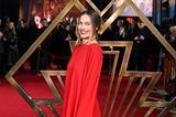 Im eleganten und voluminösen Abendkleid von Valentino in leuchtendem Rot verzaubert Margot Robbie die Gäste der "Babylon"-Premiere in London. Besonders wenn sie sich umdreht.