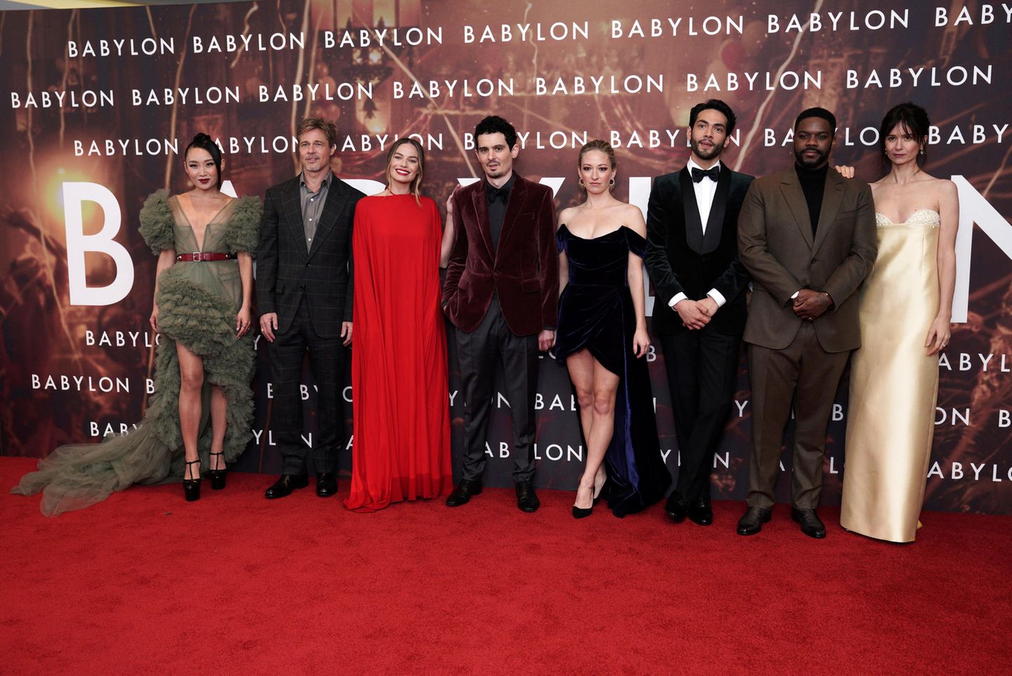 Der ganze "Babylon"-Cast ist toll gestylt: Brad Pitt zeigt sich im graukarierten Tom-Ford-Anzug, auf der anderen Seite glänzt Katherine Waterston im hellgelben Bustier-Look besonders schön.
