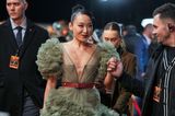 Filmkollegin Ji Lun Ji hat sich für die London-Premiere einen ebenso stylischen Red-Carpet-Look ausgesucht, allerdings in Khakigrün. Der asymmetrische Volant-Look stammt von Gucci.