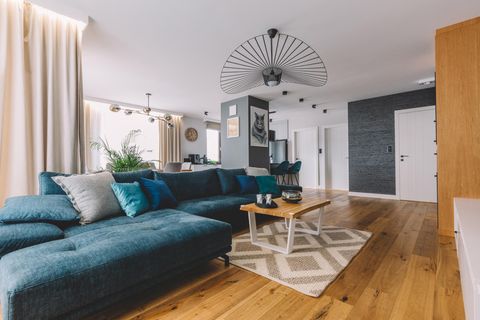 Ein stilvoll eingerichtetes Wohnzimmer mit schickem Holzboden