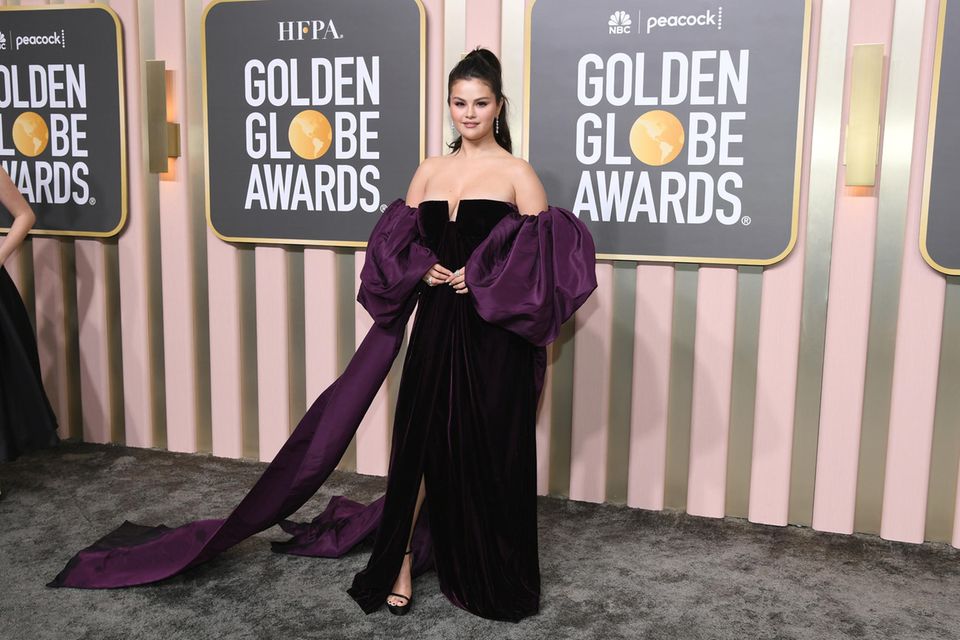 Selena Gomez trägt Bubble Hems in Form von dramatischen Satin-Ärmeln bei den diesjährigen Golden Globes im Januar