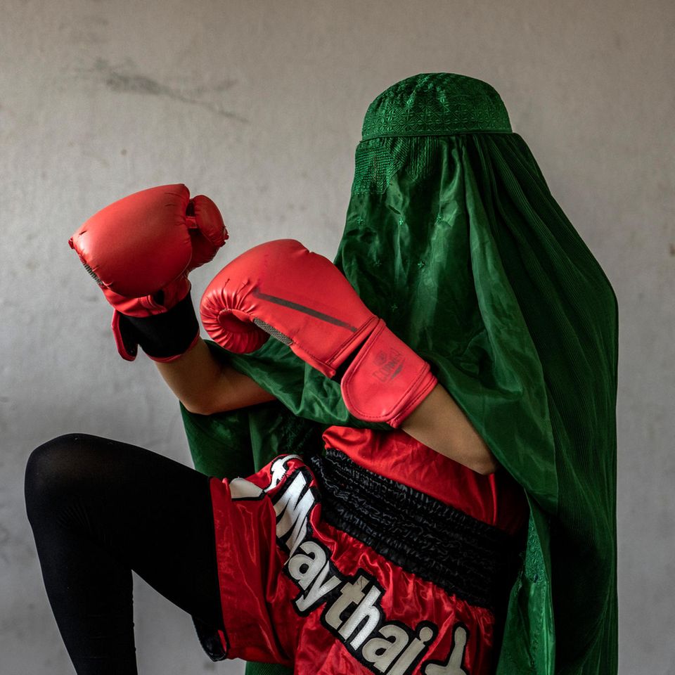 Bilder des Tages: Afghanische Boxerin
