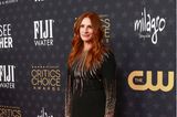 Klassisch elegant in Schwarz mit glamourösem Paillettenbesatz präsentiert sich Julia Roberts. Das Kleid stammt von Schiaparelli.