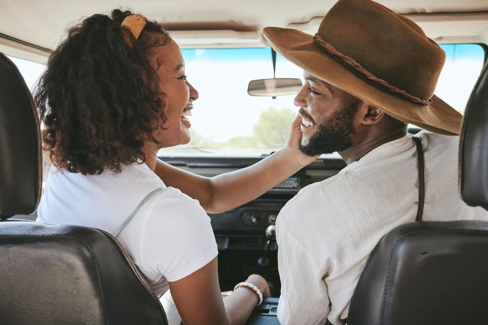 Verliebtes Paar im Auto: So verändert sich das Gehirn von Männern, wenn sie verliebt sind