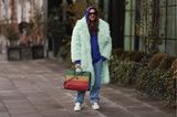Hier schaut man nicht zur zweimal hin. Riccardo Simonetti ist in seinem flauschigen Mantel der H&M Metaverse Fur-Collection ein wahrer Hingucker und spart nicht an coolen Marken. Seine gestreifte Handtasche stammt von Gucci, seine Sonnenbrille von Tom Ford, und seine Jeans von Carhartt. 