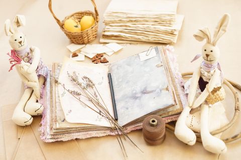 Junk Journal: Booklets und Nadel und Faden auf einem Tisch