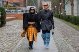 Die Berliner Fashion Week ohne Statement-Pieces? Nicht möglich. Deshalb begeistert Amelie Stanescu in einem gepufften Fransen-Rock über ihrer Lederhose. Tina Haase zeigt sich im stylischen Duett aus oversized Stiefeln und XL-Blazer. 