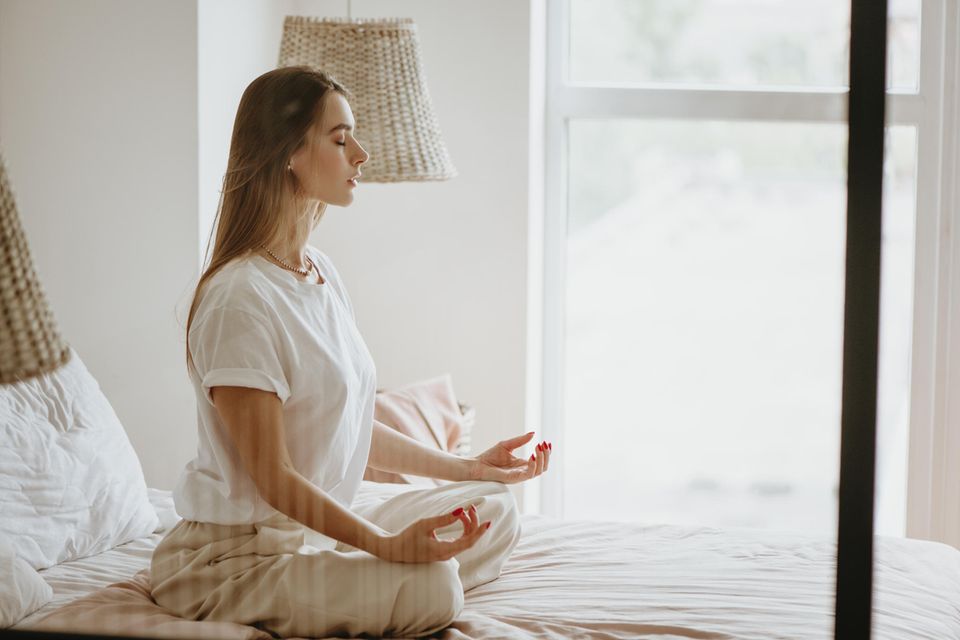 Entspannte Frau meditiert, Achtsamkeit