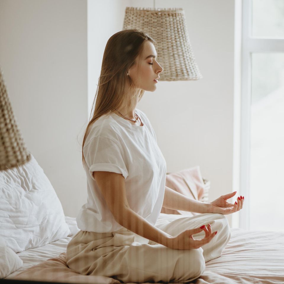 Entspannte Frau meditiert, Achtsamkeit
