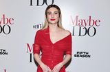 Emma Roberts scheint die Farbe Rot zu lieben! Das romantische Kleid in Rot kombiniert die Schauspielerin mit ebenfalls roten Sandaletten. Auf den Lippen trägt Emma einen Lippenstift von Chanel in einem knalligen Rotton. 