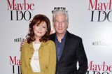 Für das Special Screening ihrer neuen romantischen Komödie "Maybe I Do" warfen sich Susan Sarandon und Richard Gere ganz besonders in Schale. Während Richard Gere einen schlichten Anzug trägt, traut sich Susan an einen legeren, aber schicken Look. Zu ihrem Zweiteiler kombiniert sie ein lockeres Graphic T-Shirt. An den Füßen trägt sie schicke rote Stiefel.