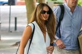 Margot Robbie setzt bei ihrem neuesten Look auf die edle Farbe Weiß. Doch nicht nur wegen der angesagten Farbe ist ihr Outfit ein echter Hingucker! Als Top verwendet Margot eine Weste und ist somit in Sachen Trends ganz vorne mit dabei. Auch bei den Accessoires macht sie alles richtig und kreiert mit schwarzer Tasche, Brille und Schuhen einen modernen Farbkontrast.