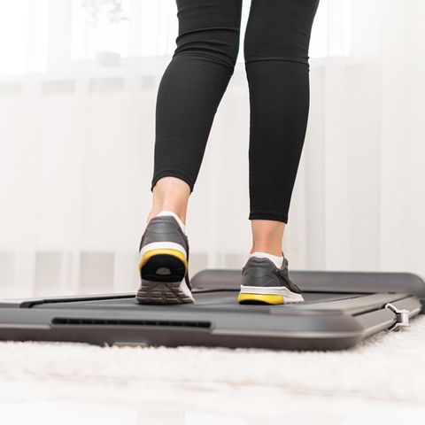 Walking Pad: Frau geht auf Laufband