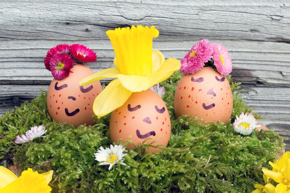 Ostereier gestalten: Ostereier mit Gesichtern und Blumen-Hut
