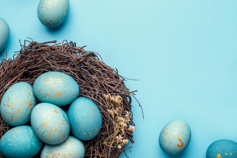 Ostereier gestalten: Blau-goldene Ostereier in einem Nest
