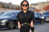 Wie aufregend die Farbe Schwarz sein kann, zeigt uns Louise Parent in Paris. In edler Lederhose und mit angesagten Accessoires verleiht sie dem vermeidlich schlichten Look das gewisse Etwas.