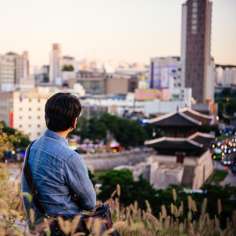 Ein Mann genießt die Aussicht in Seoul