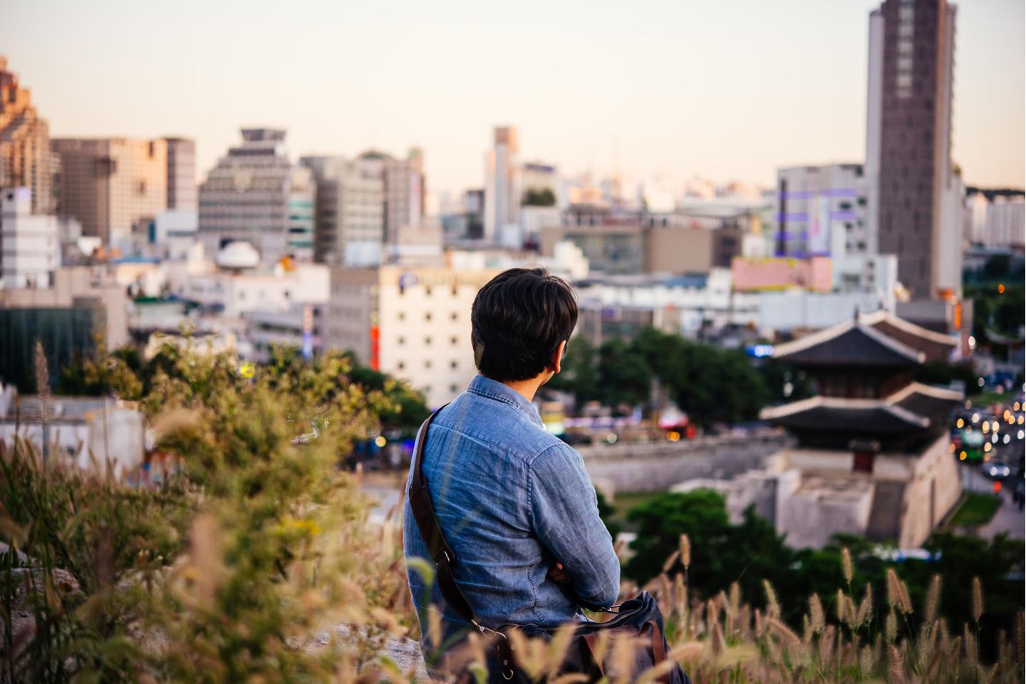 Ein Mann genießt die Aussicht in Seoul