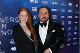 Auch Barbara Meier und ihr Mann Klemens Hallmann zeigen sich in Kitzbühel von ihrer glamourösen Seite. Das tief ausgeschnittene V-Kleid mit Beinschlitz des Models besticht mit Glitzer-Details an den Ärmeln und am Dekolleté. Passend dazu wählt die Zweifachmama eine Clutch in Metallic-Silber. 