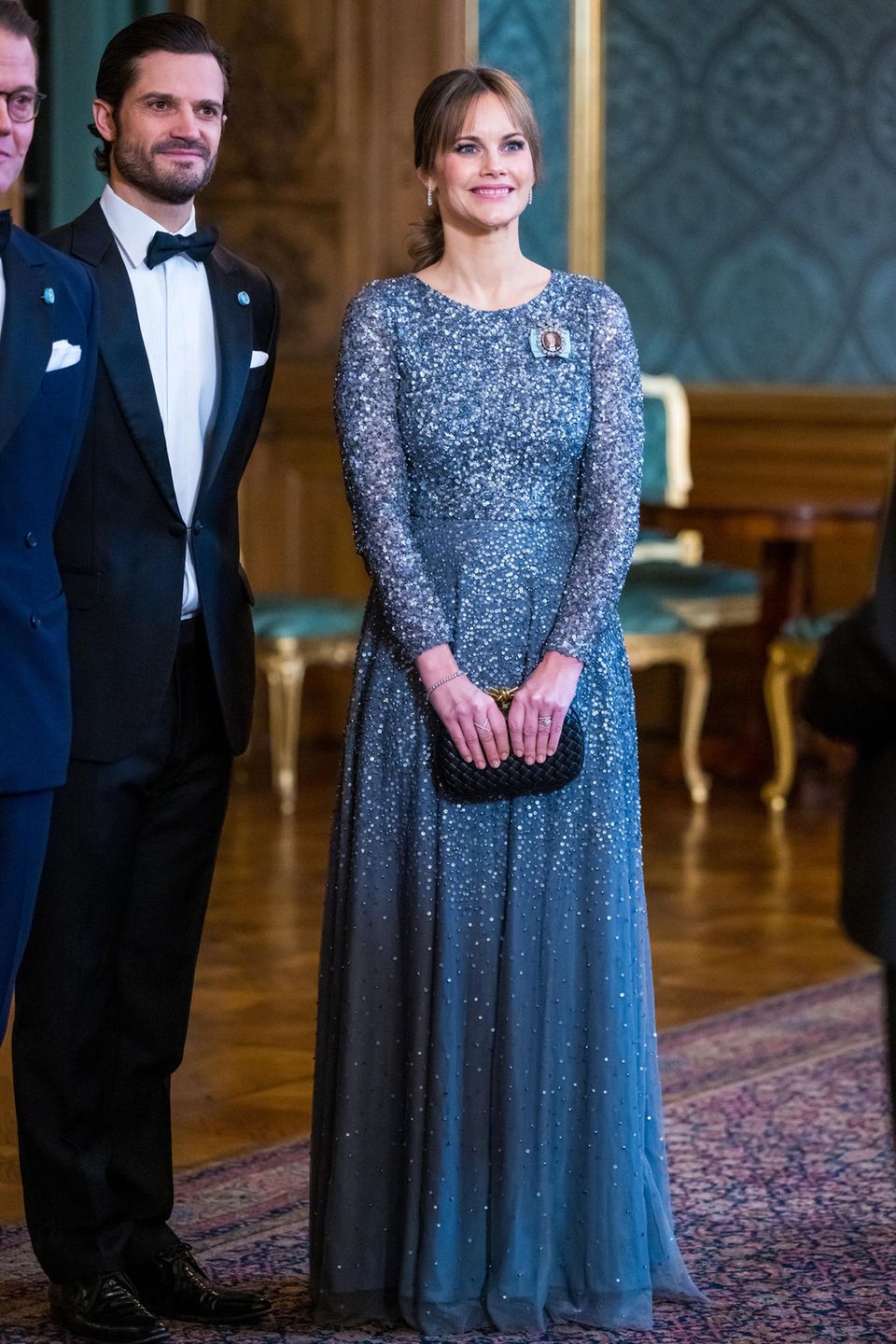 Sofia kombiniert zu ihrem Glitzer-Kleid eine Bottega-Veneta-Clutch aus Leder und Ohrringe von Vanbruun im Wert von 3.380 Euro.