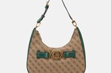 Guess-typisches Emblem trifft Akzente aus grünem Kunstleder. Die "Aviana Hobo" ist eine elegante Handtasche, die sich das ganze Jahr über tragen lässt: Ob zum Minirock oder gefütterten Mantel. Von Guess, über Zalando, kostet jetzt ca. 87 Euro.