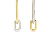 Zeitlos, aber durch das asymmetrische Design dennoch spannend. Die "Time"-Creolen im Metallmix gibt es aktuell für 57 Euro bei Swarovski.